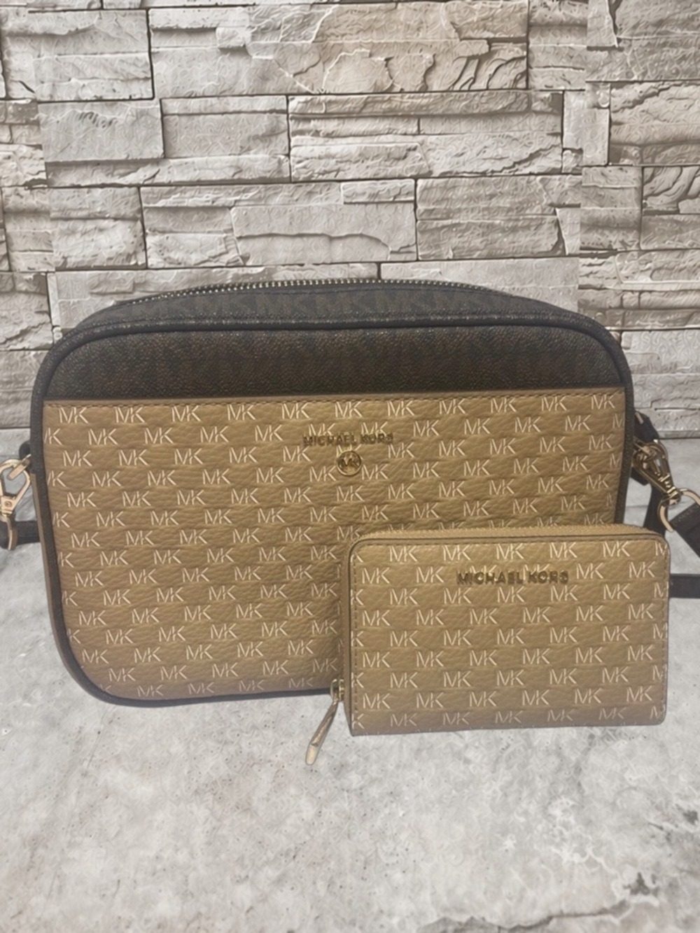 Michael Kors Large Charm Camera Crossbody Bag & Matching Wallet Set Camel/Brown - Picture 2 of 12